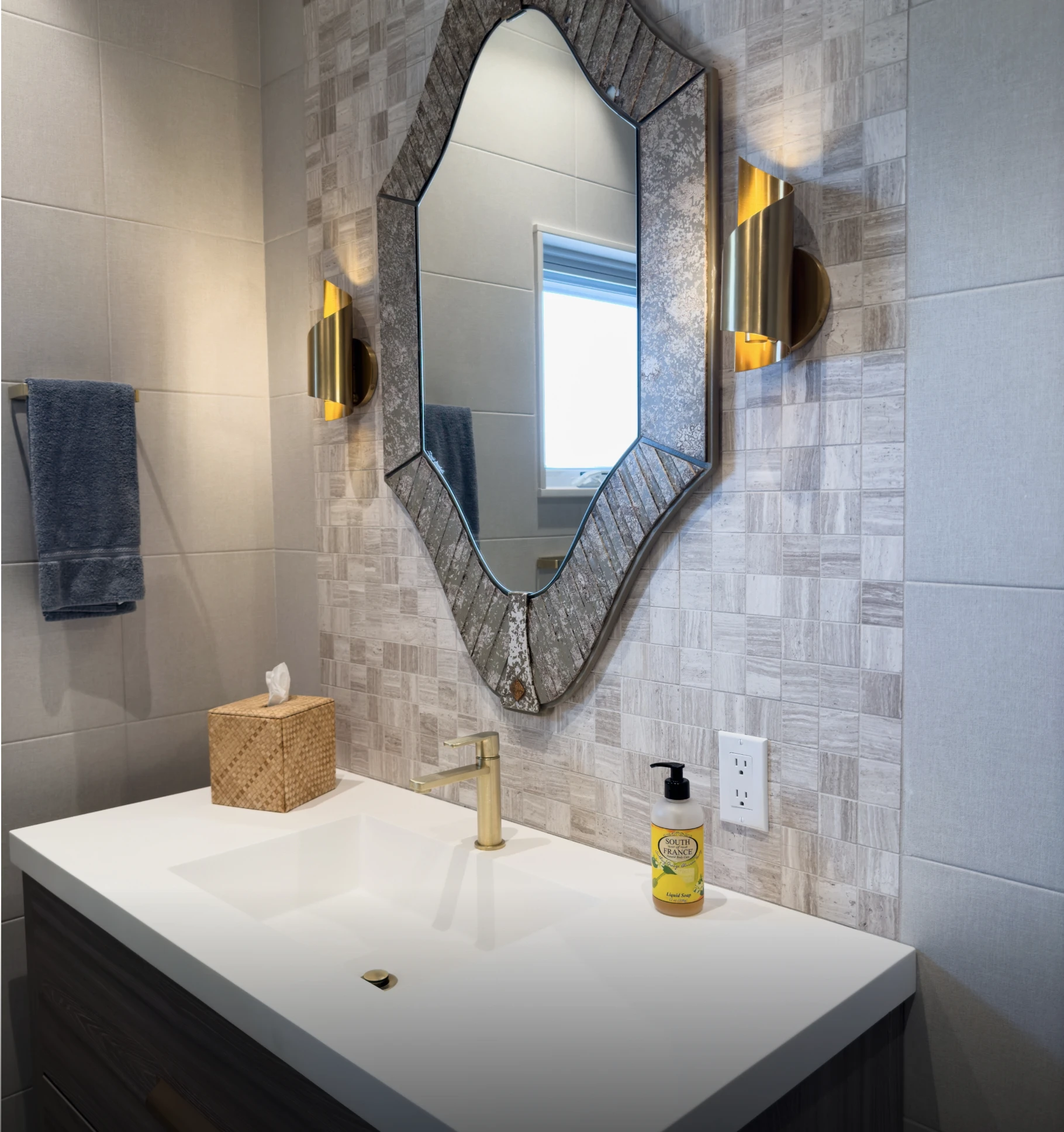 Square mosaic accent tiling